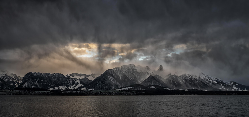 Vorhänge | Dramatisches Wetter über der Stockhornkette
-----------------------------------------------
Dramatic weather over the Stockhorn mountain range
-----------------------------------------------
Dieser Druck ist in einer limitierten Auflage von 5 Exemplaren erhältlich. 
This print is available in a limited edition of 5 copies. 
http://art.hess.photography/15-73-vorhaenge.html - Realisiert mit Pictrs.com