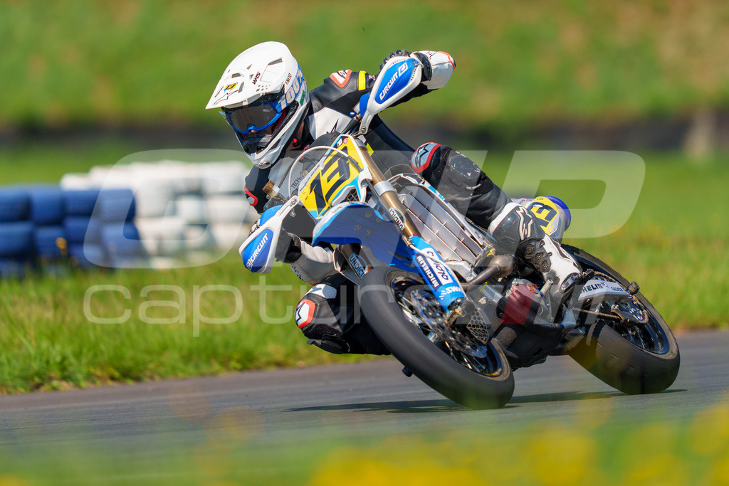G-Cup + Supermoto Staatsmeisterschaft + Hungarian Supermoto Championship | GRIPcapture steht für authentische Sportfotografie in Österreich – für Momente, die mehr sind als Geschwindigkeit oder Ergebnis. Es geht um Emotion, Spannung, Fokus und den Augenblick, der oft nur einen Wimpernschlag dauert.Ob Motorsport, Teamsport oder 