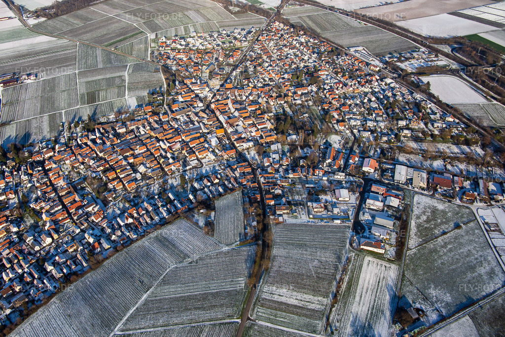 Ortsansicht von Süden im Winter bei Schnee | Luftbild: Ortsansicht von Süden im Winter bei Schnee in Insheim im Bundesland Rheinland-Pfalz in Deutschland. Foto: IMG_135582.jpg vom 16.12.2022 durch ©2025 Werner Riehm fly-foto.de/copyright - Realisiert mit Pictrs.com
