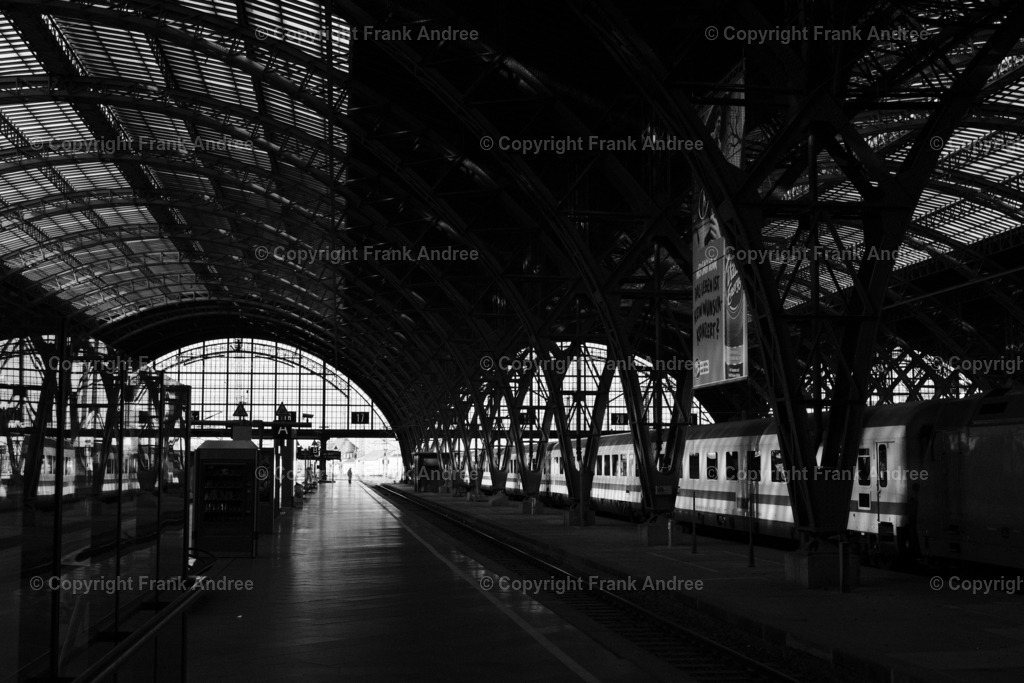 Allein auf dem Bahnsteig | Ein Mann steht allein auf einem leeren Bahnsteig des Leipziger Hauptbahnhofes. Straßenfotografie aus Deutschland in schwarz weiß - Realisiert mit Pictrs.com