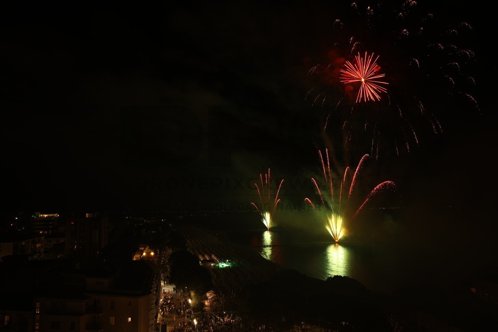 Ferragosto Fireworks in Grado, Italy | GRADO, ITALY, 15.AUG.26 - FIREWORKS - Ferragosto fireworks over the Adriatic Sea in Grado, Italy. Colorful fireworks light up the night sky above the beach, coastline and waterfront during the traditional summer celebration. - Realisiert mit Pictrs.com