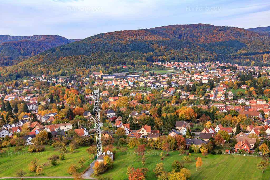 Aerial view: View of the town from the southwest in Niederbronn-les-Bains in the state Bas-Rhin, France. – Photo: IMG_084751.jpg taken on 10/24/2015 by Werner Riehm/FLY-FOTO.com – Resolution of the original: 5472 x 3648 px
