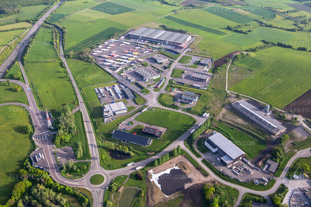Aerial view: Industrial park with KIMMEL LOGISTIK, KIMMEL LAVAGE, Dietrich Véhicules and Sarre Union Pl Services - MAN at the Sarre-Union toll plaza - A4 - Exit No. 42 in Thal-Drulingen in the state Bas-Rhin, France. – Photo: IMG_140630.jpg taken on 05/01/2024 by Werner Riehm/FLY-FOTO.com – Resolution of the original: 5377 x 3584 px – WWW.CENTRAUTOTHAL.COM – WWW.DIETRICH-VEHICULES.FR
