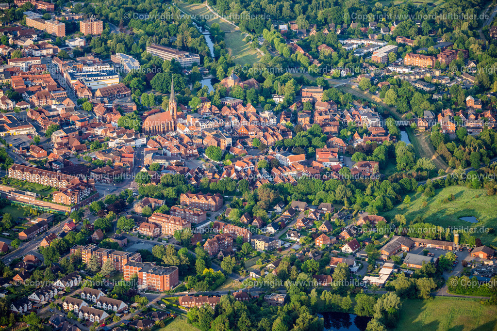 Winsen_Luhe_Altstadt_St_Marien_Kirche_ELS_9770050623 | WINSEN (LUHE) 05.06.2023 Kirchengebäude " St.Marien Kirche " im Altstadt- Zentrum der Innenstadt in Winsen (Luhe) im Bundesland Niedersachsen, Deutschland. // Church building in " St.Marien Kirche " Old Town- center of downtown in Winsen (Luhe) in the state Lower Saxony, Germany. Foto: Martin Elsen