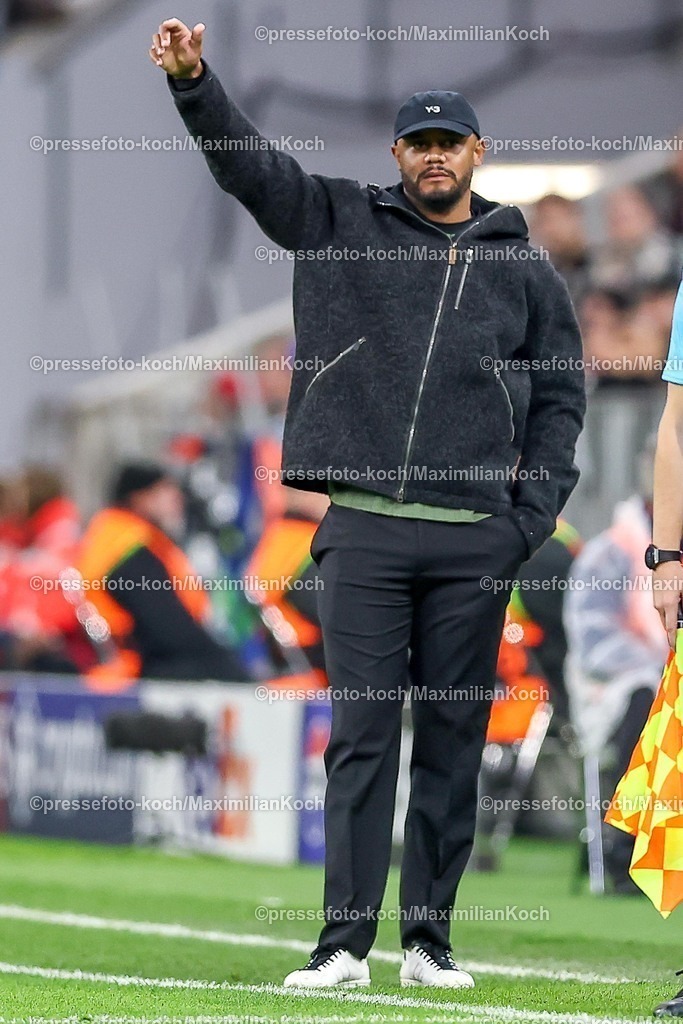 UCL22102501045 | 22.10.2025, Fußball, UEFA Champions League, FC Bayern München - Club Brügge, Allianz Arena, Saison 2025 2026: Cheftrainer Vincent Kompany (FC Bayern Muenchen #hc) gestikulierend am SPielfeldrand Regulations prohibit any use of photographs as image sequences and or quasi-video.