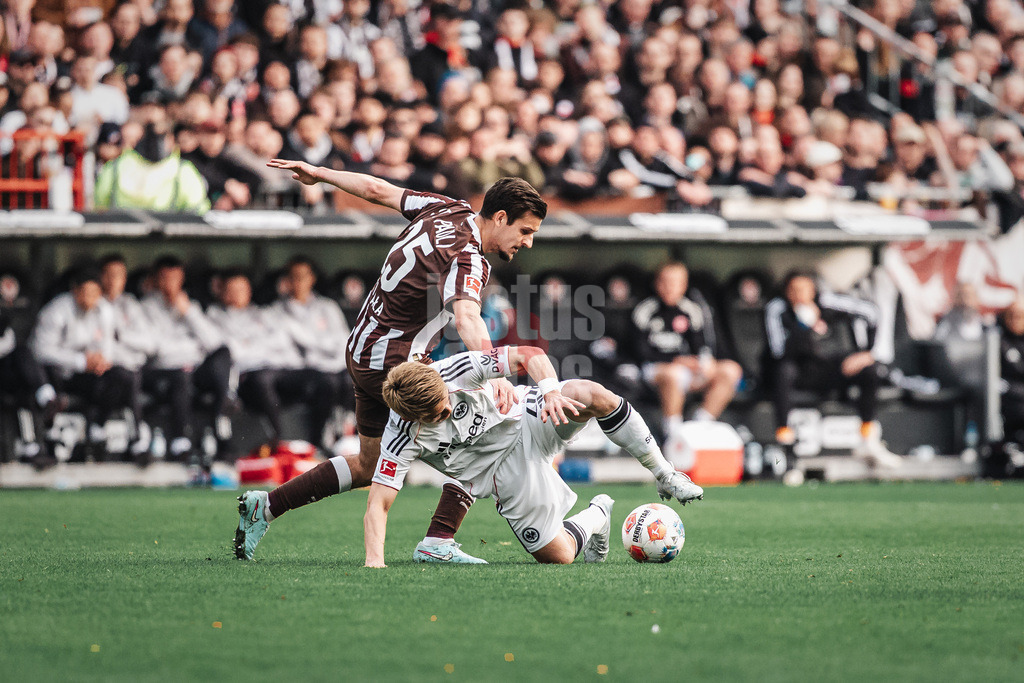 Fußball | Männer | Saison 2025/2026  | Fußball-Bundesliga | 25. Spieltag | FC St. Pauli vs. Eintracht Frankfurt | 08.03.2026 | v.l. Adam Dzwigala (#25, FC St. Pauli) gegen Ritsu Doan (#20, Eintracht Frankfurt)