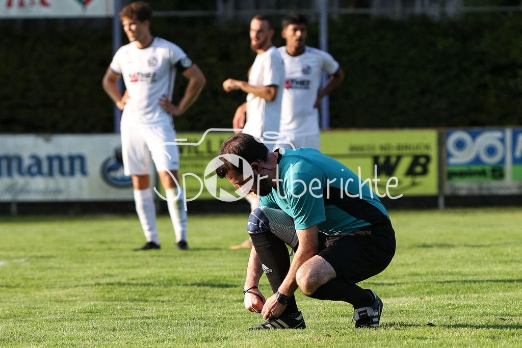 VfR Neuburg - TSV Hollenbach | Schiedsrichter Patrick BEUTMILLER bindet sich die Schuhe