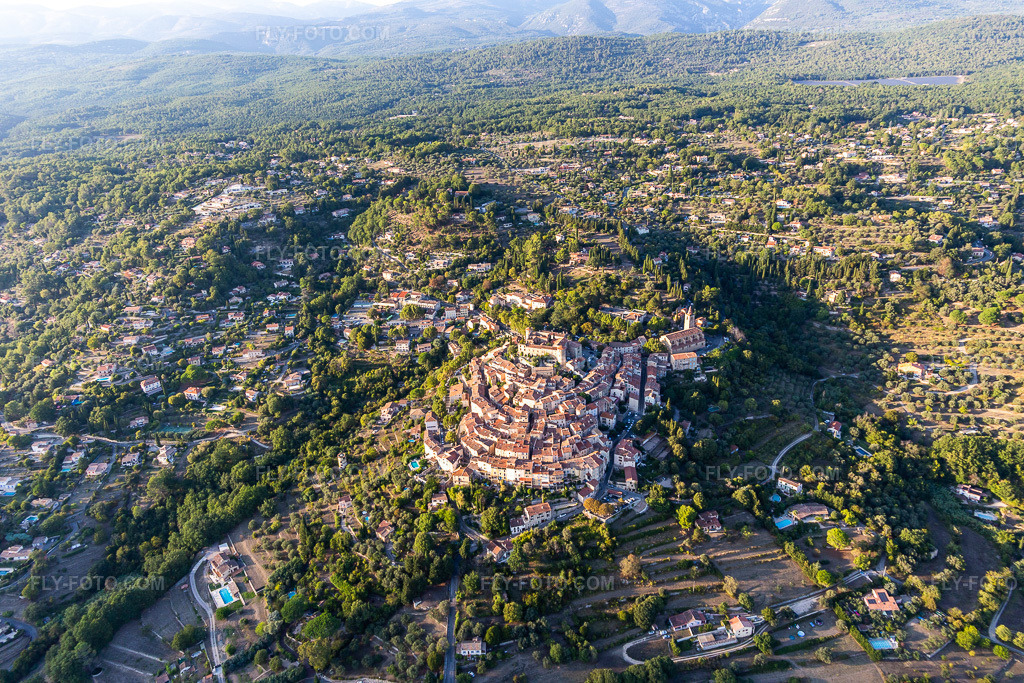 Aerial view: View of the town in Callian in the state Var, France. – Photo: IMG_129476.jpg taken on 09/18/2021 by Werner Riehm/FLY-FOTO.com – Resolution of the original: 5472 x 3648 px