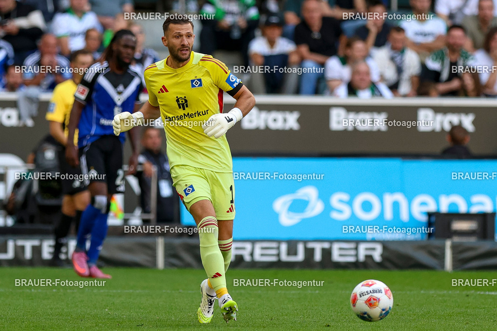Borussia Mönchengladbach vs Hamburger SV - Bundesliga  | Mönchengladbach, Deutschland, 24.08.25:   Daniel Heuer Fernandes (Hamburger SV) in Aktion am Ball, Einzelaktion waehrend des Spiels der Bundesliga zwischen Borussia Mönchengladbach vs Hamburger SV im Stadion im Borussia Park(Foto von Brauer-Fotoagentur / Adrian Schlueter)