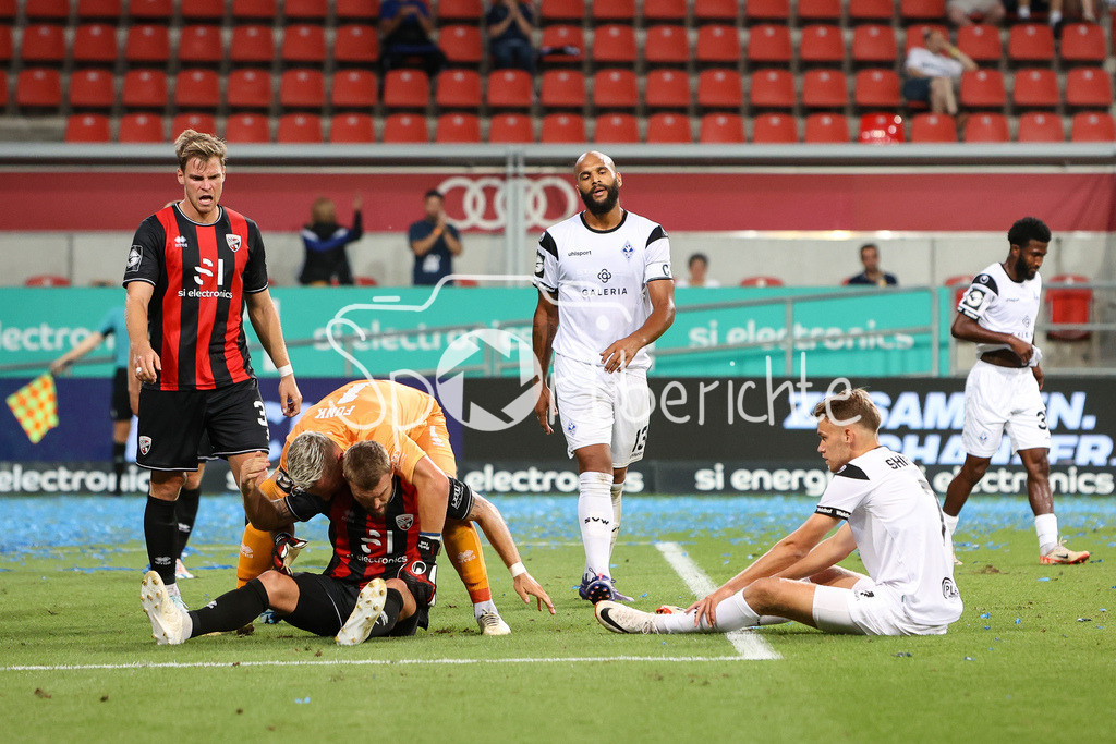 FC Ingolstadt - SV Waldhof Mannheim | Marius FUNK (FCI #1) und Yannick DEICHMANN (FCI #20) freuen sich ueber die starke Rettungsaktion / Terrence BOYD (Waldhof #13) ist enttaeuscht