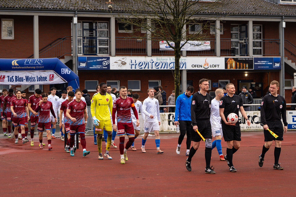 Fußball I Herren I Saison 2025-2026 I Regionalliga Nord I 23. Spieltag I TuS Blau-Weiß Lohne - SC Weiche Flensburg 08 I 0070 | Einlaufe beider Teams - Realisiert mit Pictrs.com