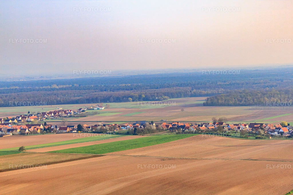 Aerial view: Rue Principale from the southeast in Schleithal in the state Bas-Rhin, France. – Photo: IMG_63631.jpg taken on 03/30/2014 by Werner Riehm/FLY-FOTO.com – Resolution of the original: 4752 x 3168 px