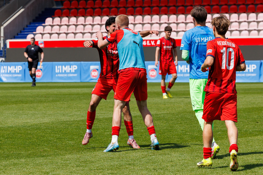 20260503-U19_FCH-LEV_206 | 1.FC Heidenheim 1846 vs. Bayer 04 Leverkusen, Fußball, U19, A-Junioren, NWL, U19-DFB-Nachwuchsliga, 2025/2026, Achtelfinale, 03.05.2026 in Heidenheim, Voith Arena(Foto: Michael Bulling) - Realisiert mit Pictrs.com
