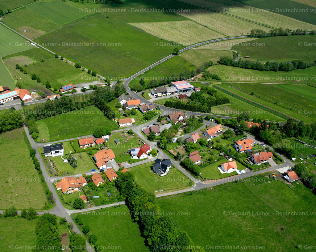 2614050 | EICHELHAIN 09.06.2006 Landwirtschaftliche Nutzflächen und Feldgrenzen  umsäumen das Siedlungsgebiet des Dorfes in Eichelhain im Bundesland Hessen, Deutschland // Agricultural land and field boundaries surround the settlement area of the village  in Eichelhain in the state Hesse, Germany Foto: Gerhard Launer