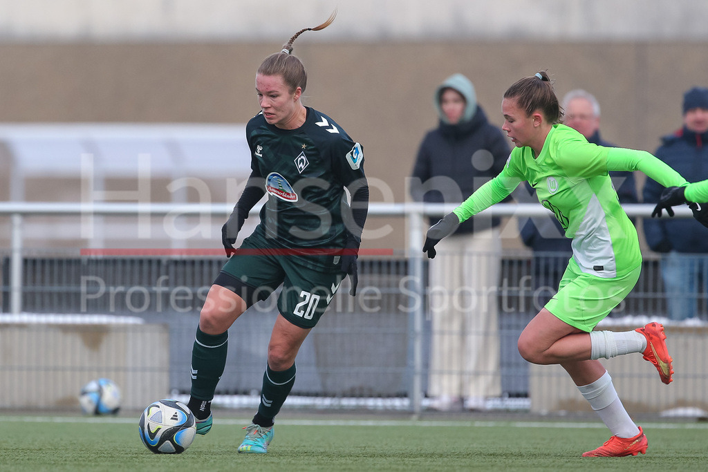 Fussball, Testspiel Frauen, VfL Wolfsburg II - SV Werder Bremen | v.li.: Christin Meyer (SV Werder Bremen, 20) und Karla Brinkmann (VfL Wolfsburg II, 20) im Zweikampf, Duell, Dynamik, Aktion, Action, Spielszene