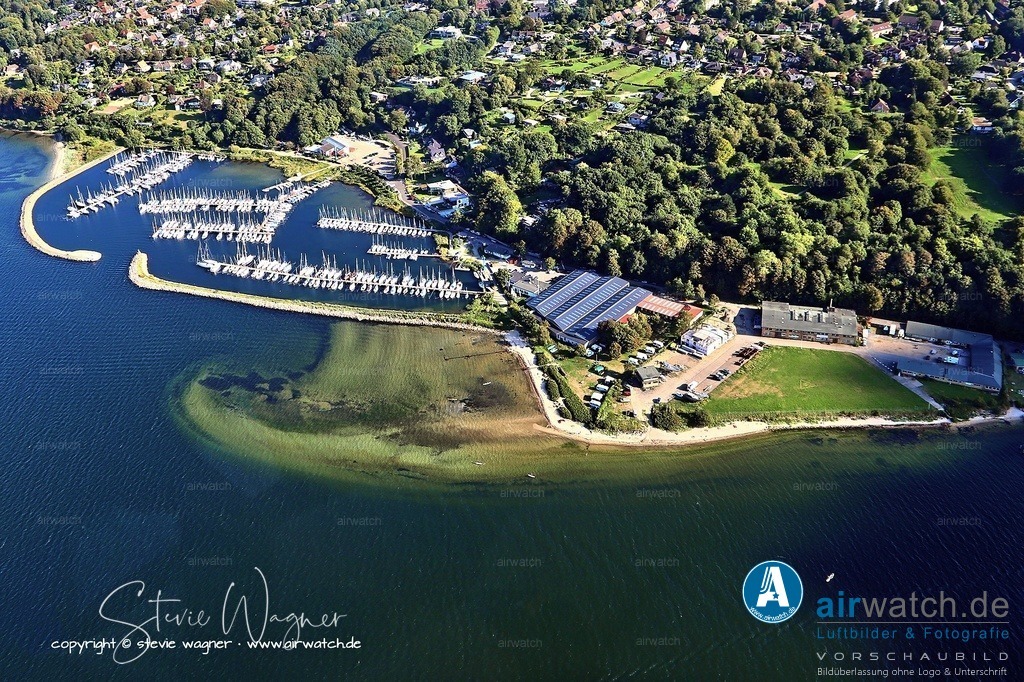 Die Segler-Vereinigung Flensburg wurde 1910 gegründet, der Flensborg Yacht Club 1946 - Luftbild Yachthafen Fahrensodde | Die Anlage des Yachthafens erfolgte Anfang der 1960er Jahre, und seitdem ist er Sitz der beiden Vereine. Die Segler-Vereinigung Flensburg wurde 1910 gegründet, der Flensborg Yacht Club 1946 und errichtete 1963 ein Clubhaus. Der Yachthafen ist durch seine ruhige Lage und die malerische Umgebung in der Küstenlandschaft besonders beliebt. Freie Liegeplätze sind durch grüne Schilder gekennzeichnet und werden vom Hafenmeister zugewiesen.