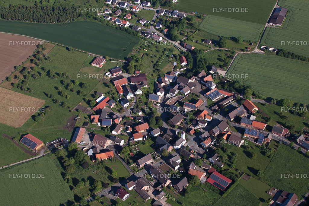 Ortsansicht | Luftbild: Ortsansicht im Ortsteil Drenke in Beverungen im Bundesland Nordrhein-Westfalen in Deutschland. Foto: IMG_65690.jpg vom 25.05.2014 durch Werner Riehm/FLY-FOTO.de - Realisiert mit Pictrs.com