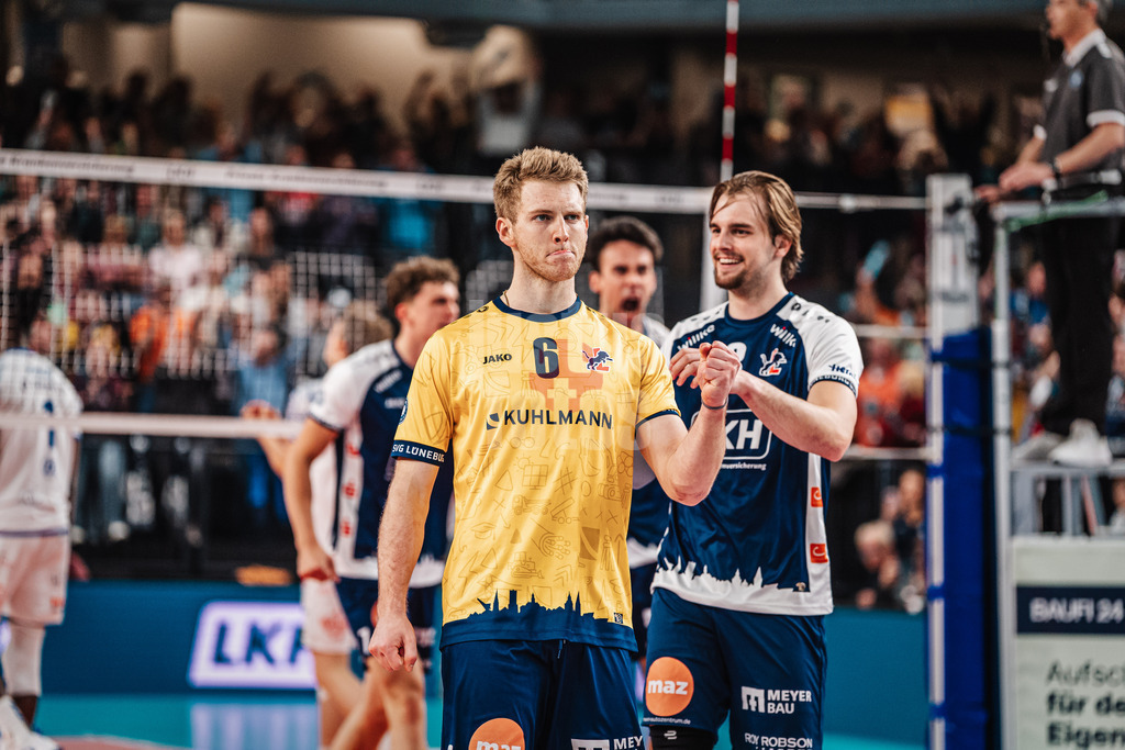 Volleyball | Herren | Saison 2024/2025 | 1. Volleyball Bundesliga Männer | Halbfinale | SVG Lüneburg vs. VfB Friedrichshafen | 19.04.2025 | Gage Thomas Worsley (#6, SVG Lüneburg) jubelt nach dem Satzgewinn