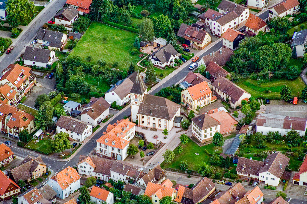 Luftbild: Dorfkirche im Ortsteil Ittersbach in Karlsbad im Bundesland Baden-Württemberg in Deutschland. – Foto: IMG_12495.jpg vom 05.08.2008 durch Werner Riehm/FLY-FOTO.de – Auflösung des Originals: 3456 x 2304 px