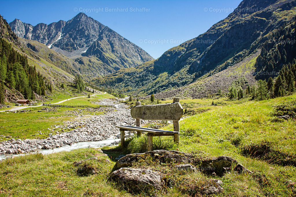 Rastbank im Gebirge | Sitzbank aus Holz für eine Rast in den Bergen mit der Inschrift: Haltet die Natur sauber. - Realisiert mit Pictrs.com