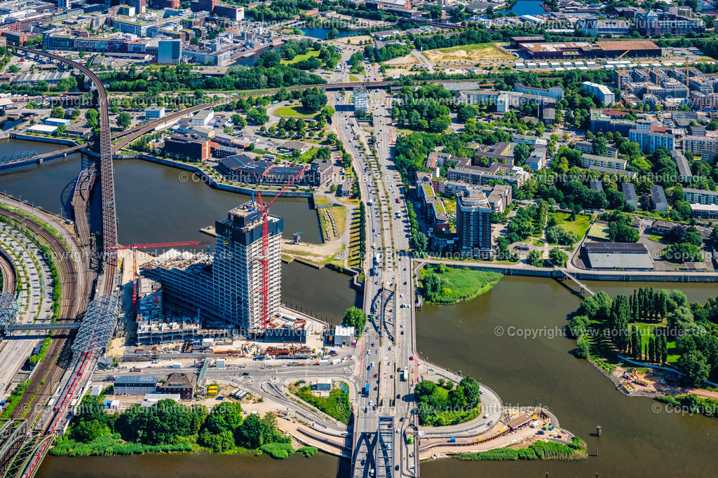 Hamburg_Elbtower_Hafencity_ELS_0256200625 | HAMBURG 20.06.2025 Baustelle zum Neubau des Hochhaus- Gebäudekomplexes " Elbtower " an der Zweibrückenstraße zwischen Oberhafenkanal und Norderelbe im Ortsteil HafenCity in Hamburg, Deutschland. Weiterführende Informationen bei: David Chipperfield Architects - Gesellschaft von Architekten mbH,  Ed. Züblin AG,  Implenia AG,  NOBU HOTELS CORPORATE OFFICE,  SIGNA HOLDING GMBH,  ZÜBLIN Timber GmbH. // Construction site for new high-rise building complex " Elbtower " on Zweibrueckenstrasse between Oberhafenkanal and Norderelbe in the district HafenCity in Hamburg, Germany. Further information at: David Chipperfield Architects - Gesellschaft von Architekten mbH,  Ed. Zueblin AG,  Implenia AG,  NOBU HOTELS CORPORATE OFFICE,  SIGNA HOLDING GMBH,  ZUeBLIN Timber GmbH. Foto: Martin Elsen