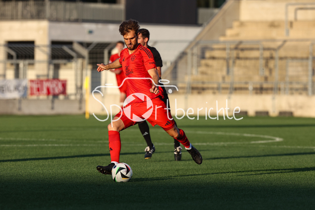 FC Bayern Amateure - DjK Vilzing | am Ball Luca DENK (FC Bayern München II #6) / Freisteller / Einzelfoto / Regionalliga Bayern: FC Bayern München II - DjK Vilzing, Grünwalder Stadion am 30.08.2024