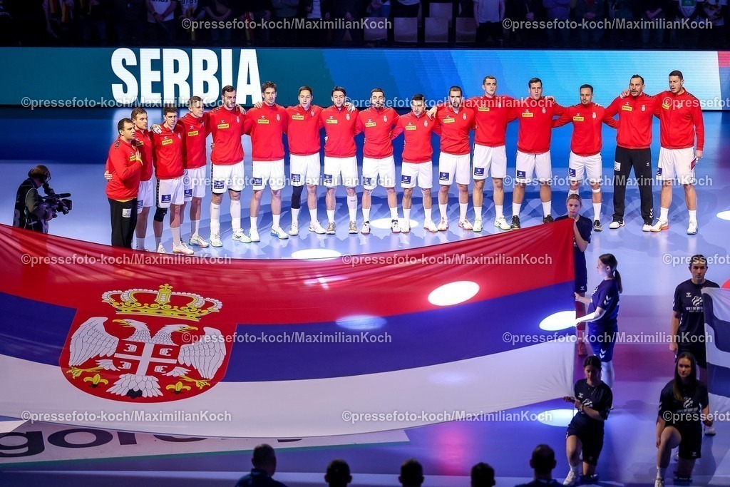 EHF19012601005 | 19.01.2026, Handball, Men's EHF EURO 2026, Österreich - Serbien, Jyske Bank Boxen in Herning, Dänemark, Preliminary Round: Das Serbische Team steht bei der Nationalhymne Arm in Arm zusammen.  