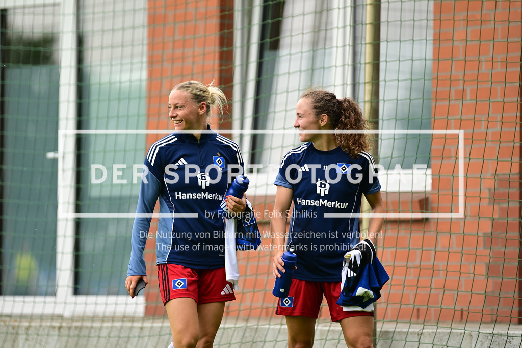 Fußball I Frauen I Saison 2025-2026 I Testspiel I Hamburger SV - Holstein Kiel I 57523 | Nahaufnahme, Einzelfoto, Freisteller, Portrait, Porträt, Einzelbild, Einzelfoto, Körper: Sophie Hillebrand (22, Hamburger SV) Melanie Brunnthaler (11, Hamburger SV) - Realisiert mit Pictrs.com