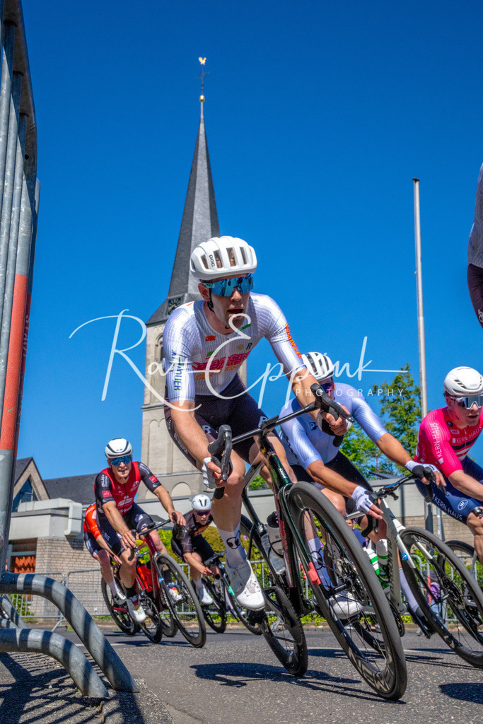 Spurt in den Mai 2026 - Großer Preis der Sparkasse Neuss | Annual one-day road cycling race "Großer Preis der Sparkasse Neuss" held in Büttgen, Germany, organized by VfR Büttgen 1912 e.V. The event features multiple races across all age categories from U11 youth to Elite men. - Realisiert mit Pictrs.com