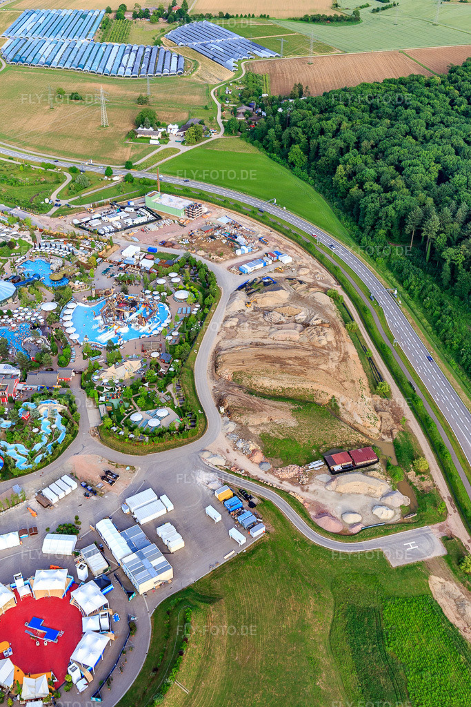Luftbild: Erweiterungsbaustelle im Süden von Rulantica im Europapark Rust in Rust im Bundesland Baden-Württemberg in Deutschland. Foto: IMG_147259.jpg vom 29.05.2025 durch Werner Riehm/FLY-FOTO.deico_erklaerung_service_information