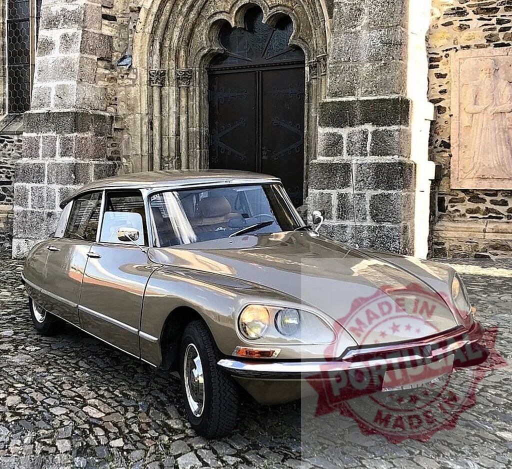 Citroën DS car parking on old cobblestone street | Citroën DS car parked on a cobblestone street in front of a Gothic church - Realisiert mit Pictrs.com