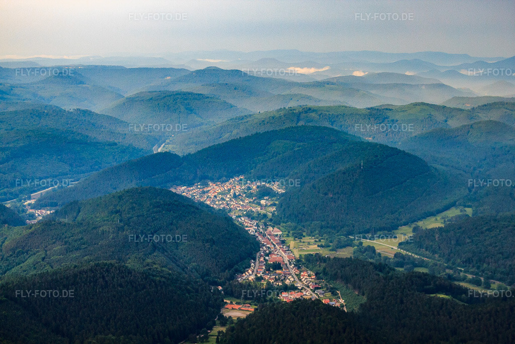 Luftbild: Ortsansicht von Westen in Hinterweidenthal im Bundesland Rheinland-Pfalz in Deutschland. Foto: IMG_29324.jpg vom 25.06.2010 durch Werner Riehm/FLY-FOTO.de