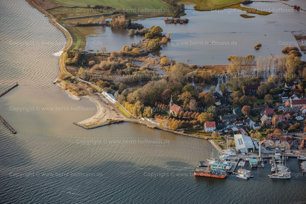 PLB_6658mod_Arnis_150x100 | LUFTBILD. Schlei-Stadt Arnis - partiell überflutet. __ Zweiter Fotoflug über die Region SH-Nordost nach dem Oststurm vom 19. und 20. Oktober 2023. Die Stadt Arnis wurde nach einem Deichbruch großflächig überflutet. - Realisiert mit Pictrs.com