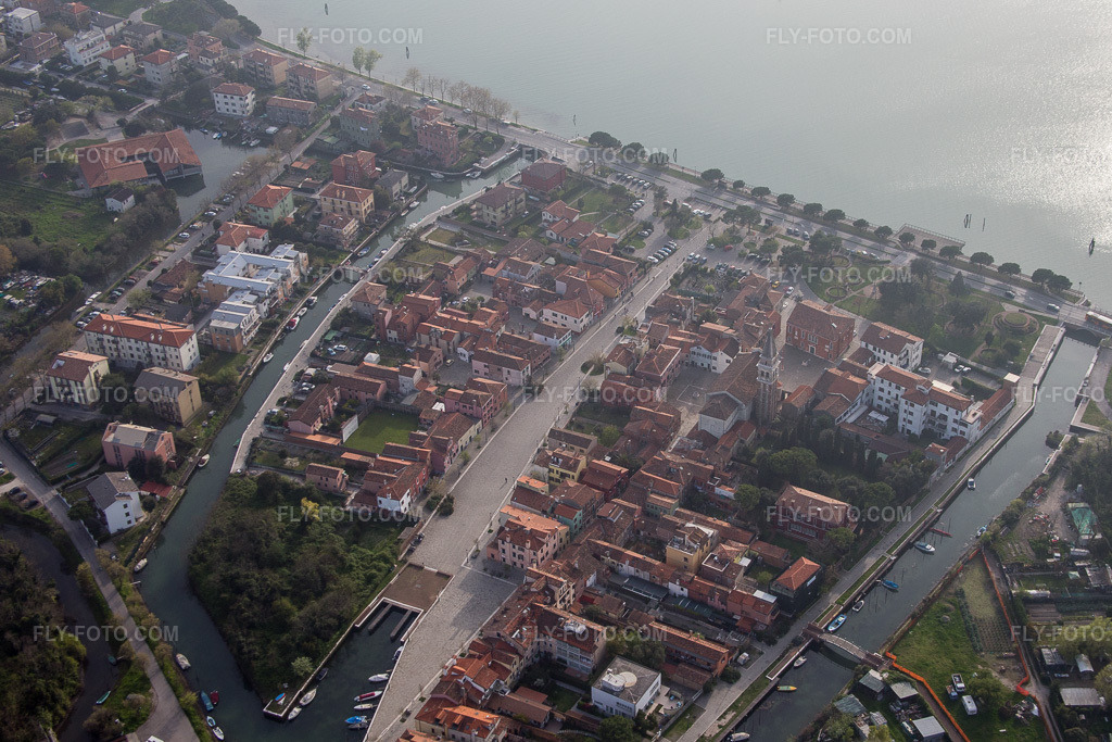 Aerial view: View of the town in Malamocco in the state Veneto, Italy. – Photo: IMG_087529.jpg taken on 04/06/2016 by Werner Riehm/FLY-FOTO.com – Resolution of the original: 4612 x 3075 px