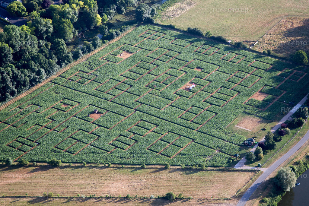 Vue aérienne: Labyrinthe - Labyrinthe sur Beaugency à Beaugency dans le département Loiret, France. Photo: IMG_082526.jpg prise le 21/06/2015 par Werner Riehm/FLY-FOTO.eu – Résolution de l'original: 4319 x 2879 px