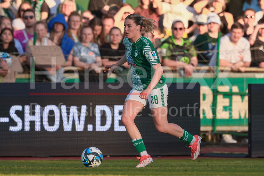 Fussball, Google Pixel Frauen-Bundesliga, SV Werder Bremen - VfL Wolfsburg | v.li.: Juliane Wirtz (SV Werder Bremen, 28) am Ball, Freisteller, Einzelbild, Ganzkörper, Aktion, Action, Spielszene, DIE DFB-RICHTLINIEN UNTERSAGEN JEGLICHE NUTZUNG VON FOTOS ALS SEQUENZBILDER UND/ODER VIDEOÄHNLICHE FOTOSTRECKEN. DFB REGULATIONS PROHIBIT ANY USE OF PHOTOGRAPHS AS IMAGE SEQUENCES AND/OR QUASI-VIDEO.