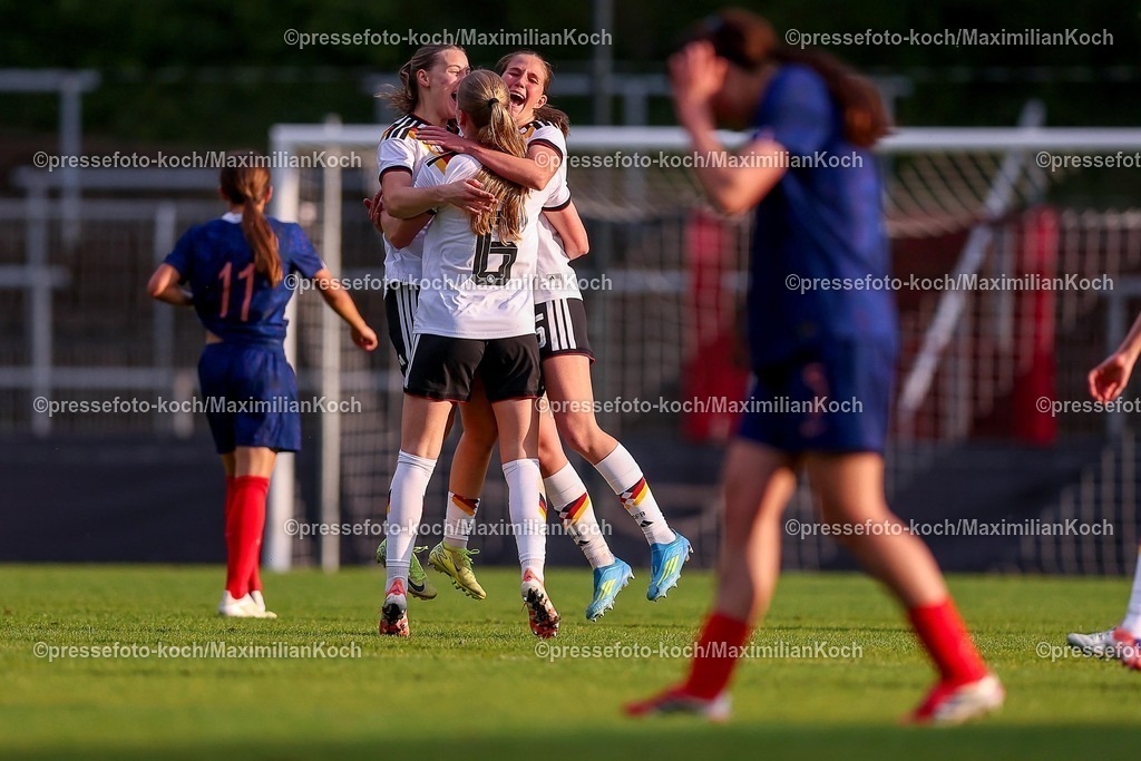 DFB16042601063 | 16.04.2026, Essen, Fußball, UEFA Womens UNDER 19 Championship qualification, Germany - France, Stadion Uhlenkrug, Saison 2025 / 2026: Abschlussjubel nach dem 2:1 Sieg - Die Spielerinnen jubelnd auf dem Spielfeld Marie Gmeineder (Deutschland U19 #06) Maj Schneider (Deutschland U19 #15) Zoe Schick (Deutschland U19 #07)   DFB regulations prohibit any use of photographs as image sequences and or quasi-video.