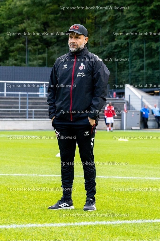xKWI27092501008 | 27.09.2025, xkwix, Fußball, Regionalliga West, 1. FC Köln U23 - FC Gütersloh, Geißbockheim Franz-Kremer-Stadion, Evangelos Sbonias (1. FC Köln U23 Cheftrainer) 