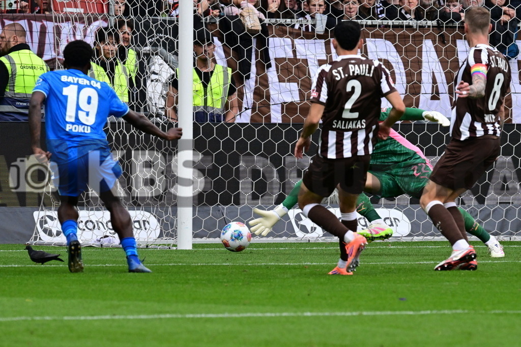 KBS Picture_FCStPauli-Bayer04Leverkusen_014 | v.l. Poku Ernest (Bayer04Leverkusen) macht hier das 2:1 gegen Vasilj Nikola (St.Pauli) ,Sportplatz :  Millerntor Stadion, - Realisiert mit Pictrs.com