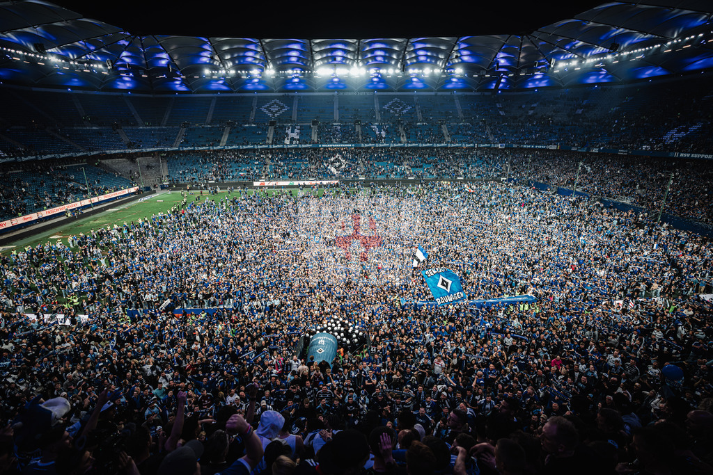 Fußball | Männer | Saison 2024/2025 | 2. Fußball-Bundesliga | 33. Spieltag | Hamburger SV vs. SSV Ulm 1846 | 10.05.2025 | HSV feiert den Aufstieg in die erste Bundesliga, der Rasen des Volksparkstadions ist gefüllt mit Fans, Arena Totale