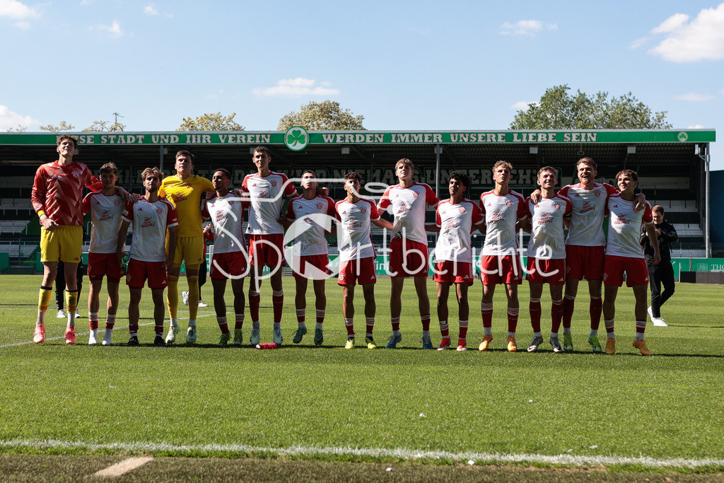 SpVgg Greuther Fürth II - FC Bayern Amateure | Die Spieler der FC Bayern Amateure feiern zusammen mit den Fans den 1-2 Auswaertssieg bei der SpVgg Greuther Fuerth II