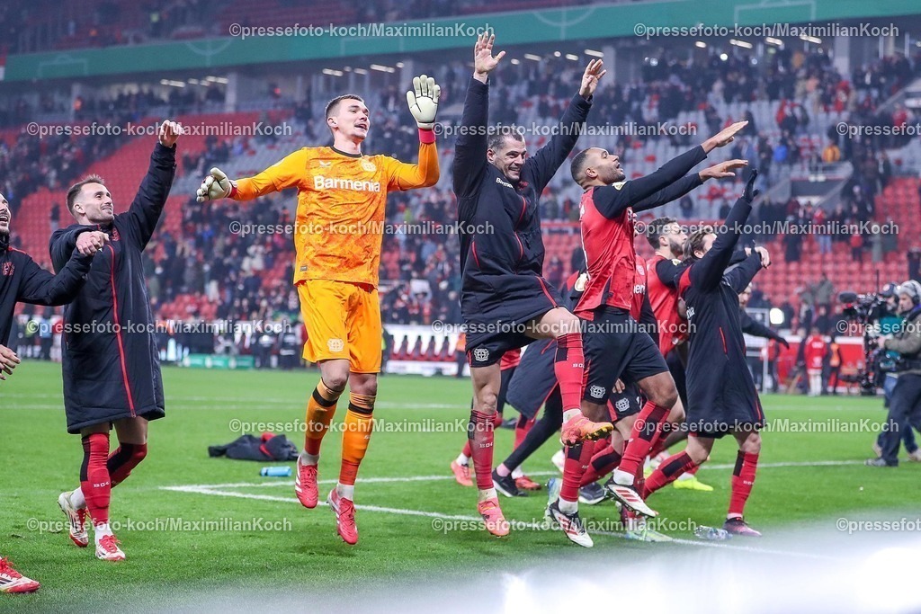 DFB05022502386 | 05.02.2025, Fußball, DFB-Pokal Viertelfinale, Bayer 04 Leverkusen - 1.FC Köln, BayArena, Saison 2024 2025: Abschlussjubel nach dem 3:2 Sieg. Die Mannschaft feiert den Erfolg und den Einzug ins Halbfinale. Aleix Garcia (Bayer04 Leverkusen #24), Torwart Matej Kovar (Bayer04 Leverkusen #17), Granit Xhaka (Bayer04 Leverkusen #34), Jonathan Tah (Bayer04 Leverkusen #4), Jonas Hofmann (Bayer04 Leverkusen #7)DFB regulations prohibit any use of photographs as image sequences and or quasi-video.