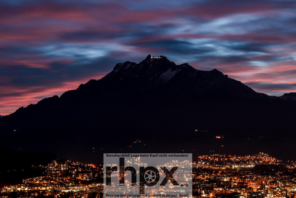 Pilatus im Abendrot uber Luzern Panorama | Dunkelheit. Lichterglanz. Majestat.Die letzten purpurnen Streifen des Tages ziehen uber den Horizont, wahrend die Stadt Luzern zu Fußen des Pilatus in einem warmen Lichtermeer erwacht. Dieses epische Panorama fahrt die Stille der Berge mit der pulsierenden Energie der Seestadt eindrucksvoll zusammen.Wahle unter "Produktauswahl" dein Wunschformat: Vom klassischen Wandbild uber Puzzle &amp; Tassen bis zum digitalen Download (z.B. als Handy-Hintergrund). - Realisiert mit Pictrs.com