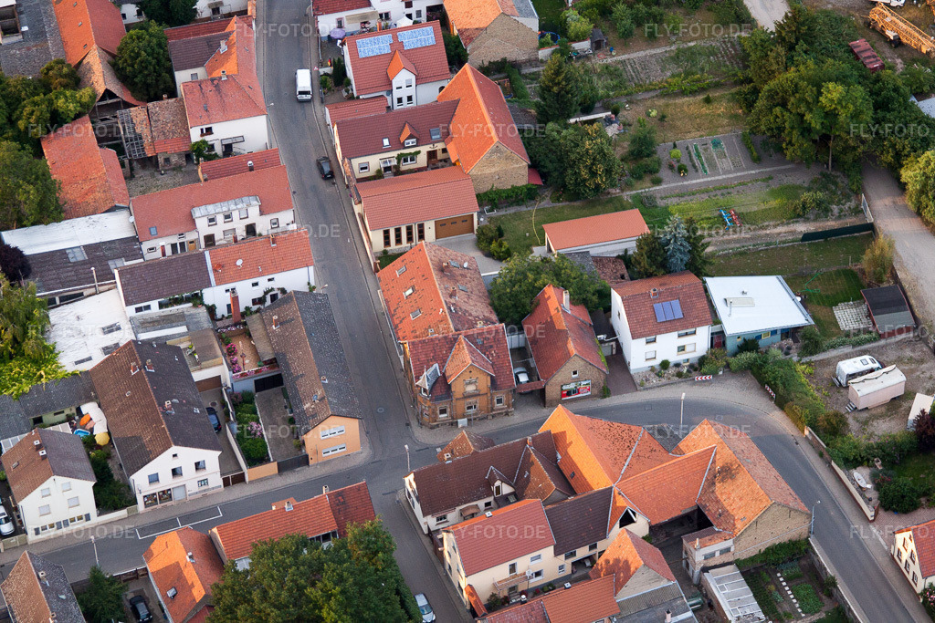 Luftbild: Roxheimer Straße im Ortsteil Bobenheim in Bobenheim-Roxheim im Bundesland Rheinland-Pfalz in Deutschland. Foto: IMG_69135.jpg vom 24.06.2014 durch Werner Riehm/FLY-FOTO.de