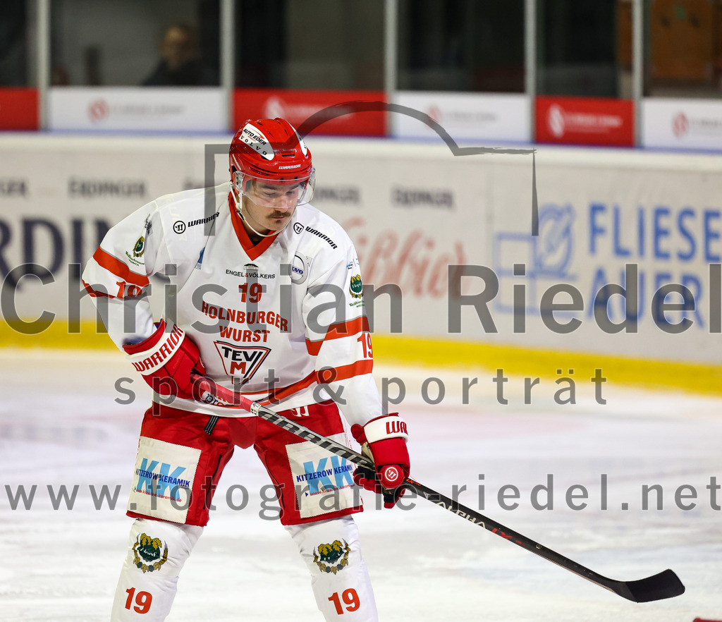 2022-11-13_084_TSV_Erding_gegen_TEV_Miesbach | Erding, Deutschland, 13.11.2022:
Eishockey, Bayernliga 2022 / 2023, 13. Spieltag, TSV Erding gegen TEV Miesbach, Endergebnis: 

Stefan Mechel (TEV Miesbach, #19)

Foto: Christian Riedel / fotografie-riedel.net