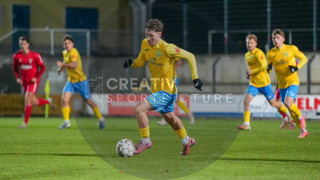 Fußball, Herren, Saison 2025/2026, Regionalliga Nordost, 17. Spieltag, FSV 63 Luckenwalde vs. ZFC Meuselwitz, Freitag 28.11.2025, Werner-Seelenbinder-Stadion Luckenwalde, | Fußball, Herren, Saison 2025/2026, Regionalliga Nordost, 17. Spieltag, FSV 63 Luckenwalde vs. ZFC Meuselwitz, Freitag 28.11.2025, Werner-Seelenbinder-Stadion Luckenwalde, Im Bild: Len Neumann (Luckenwalde) - Realisiert mit Pictrs.com
