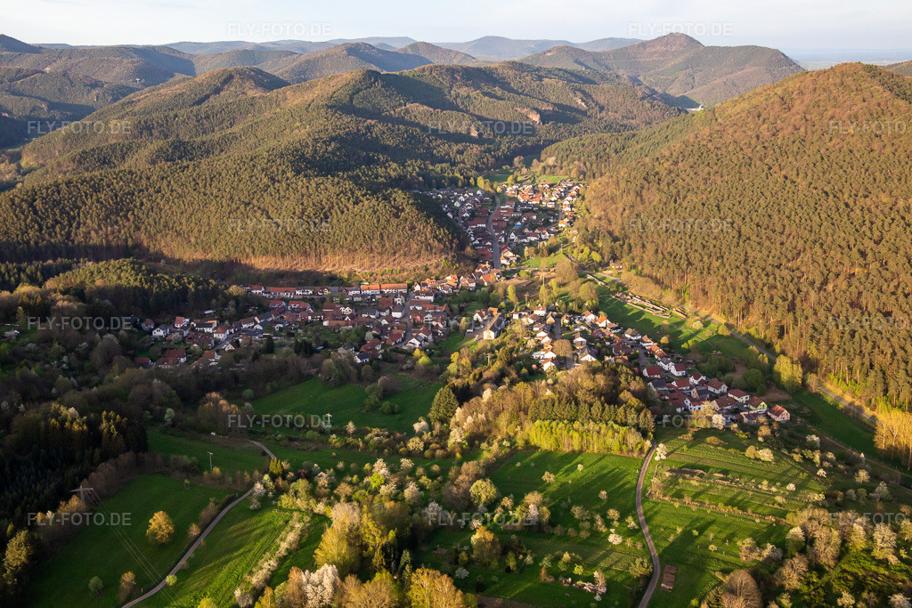 Luftbild: Ortsansicht von Südwesten in Spirkelbach im Bundesland Rheinland-Pfalz in Deutschland. Foto: IMG_140161.jpg vom 11.04.2024 durch Werner Riehm/FLY-FOTO.de