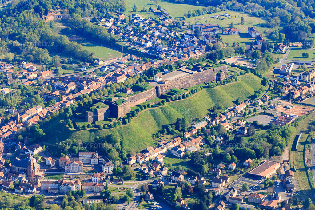 Aerial view: Citadel of Bitche in Bitche in the state Moselle, France. – Photo: IMG_146064.jpg taken on 05/01/2025 by Werner Riehm/FLY-FOTO.com – Resolution of the original: 4404 x 2936 px – Citadelle de Bitche