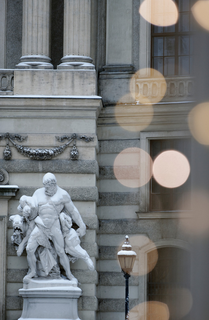 Statue am Michaelerplatz | Wien, Austria - December 03, 2010: Statue am Michaelerplatz. - Realisiert mit Pictrs.com