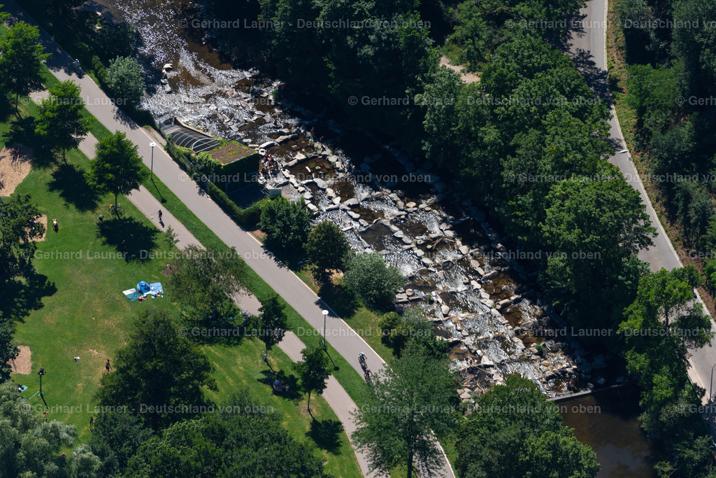 4033405 | FREIBURG IM BREISGAU 30.06.2020 Fluss- Uferbereichen der Dreisam bei Niedrigwasser mit badenden Menschen an der Straße Fritz-Horch-Weg in Freiburg im Breisgau im Bundesland Baden-Württemberg, Deutschland. Weiterführende Informationen bei: Stadt Freiburg im Breisgau. // Town on the banks of the river of Dreisam bei Niedrigwasser on street Fritz-Horch-Weg in Freiburg im Breisgau in the state Baden-Wuerttemberg, Germany. Further information at: Stadt Freiburg im Breisgau. Foto: Gerhard Launer